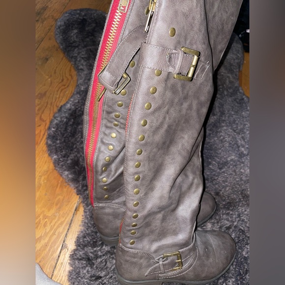Grey studded riding boots with buckles - Picture 3 of 4